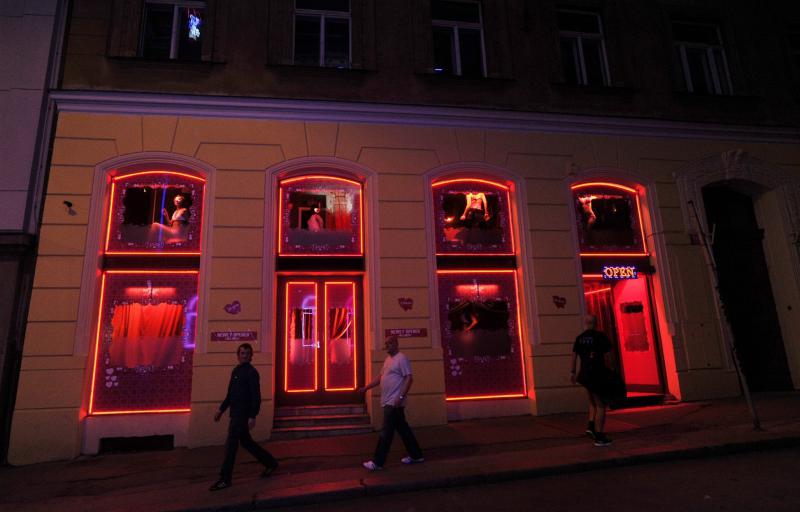 День открытых дверей и писек в глорихоле в борделе в Праге