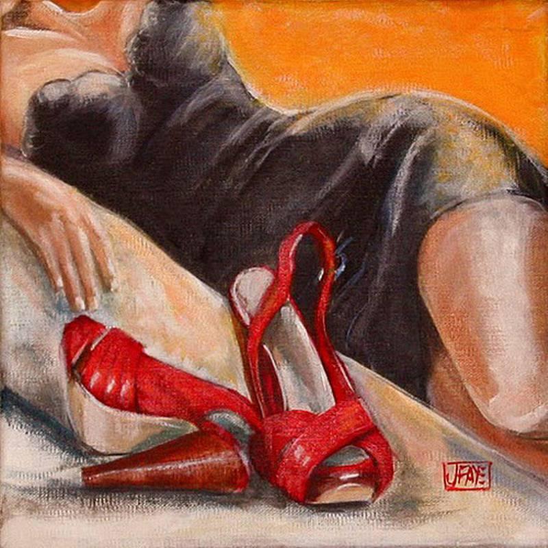 Сексуальная рыжая дамочка в синем бикини и красных туфельках