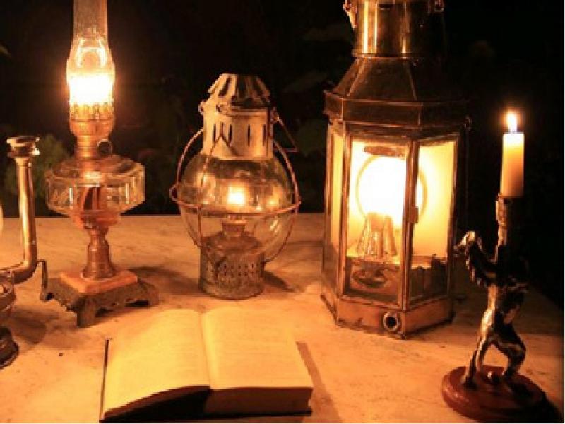 Свеча какой источник света. Лучина 19 век керосиновая лампа. Свечи в старину. Лампа для освещения в старину. Средневековые источники освещения.